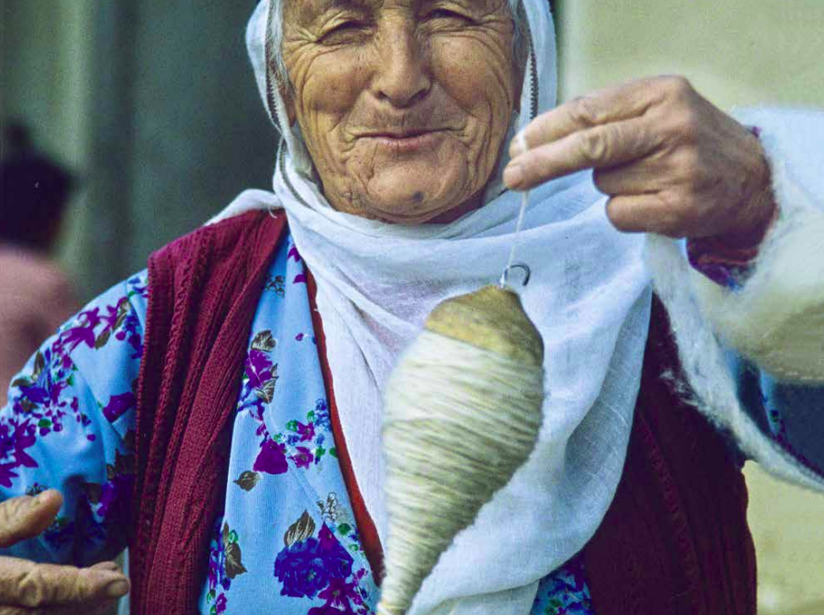 Sinanlı Kurdish tribeswoman spinning wool, 1980s Malatya, Eastern Turkey, photo courtesy Josephine Powell. Suna Kıraç Foundation