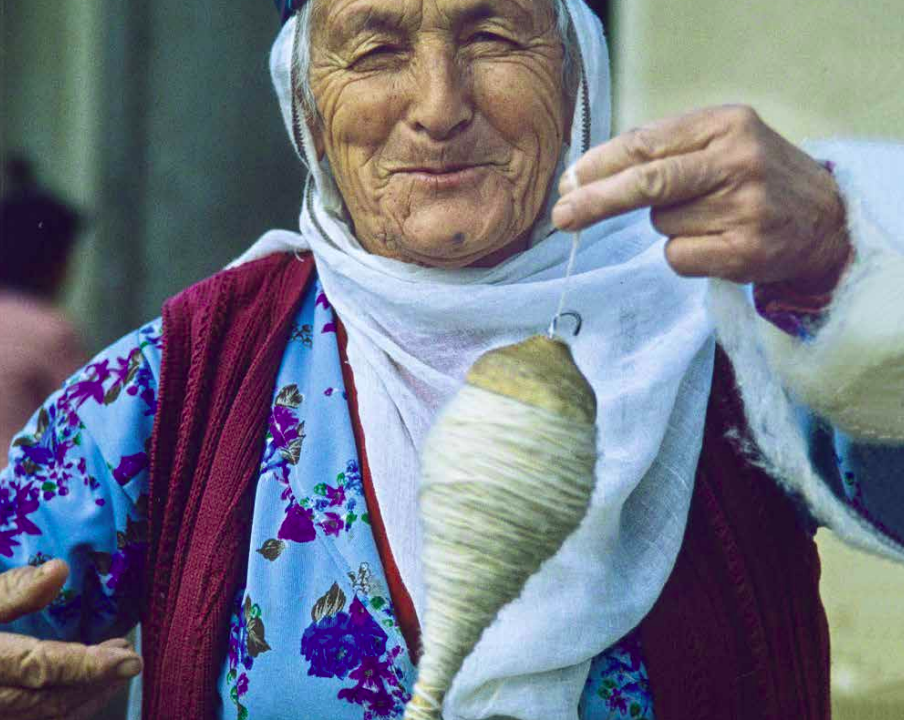 Sinanlı Kurdish tribeswoman spinning wool, 1980s Malatya, Eastern Turkey, photo courtesy Josephine Powell. Suna Kıraç Foundation