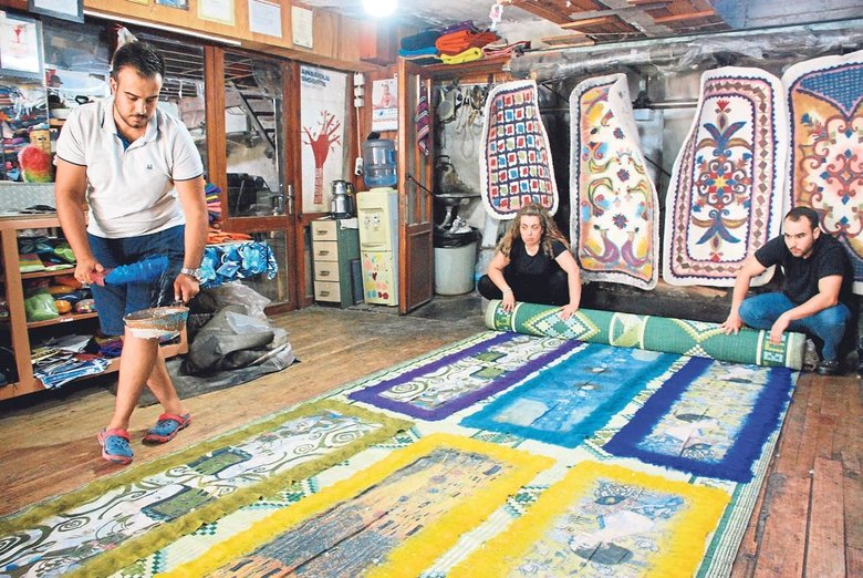 Wool felt workshop, Tire